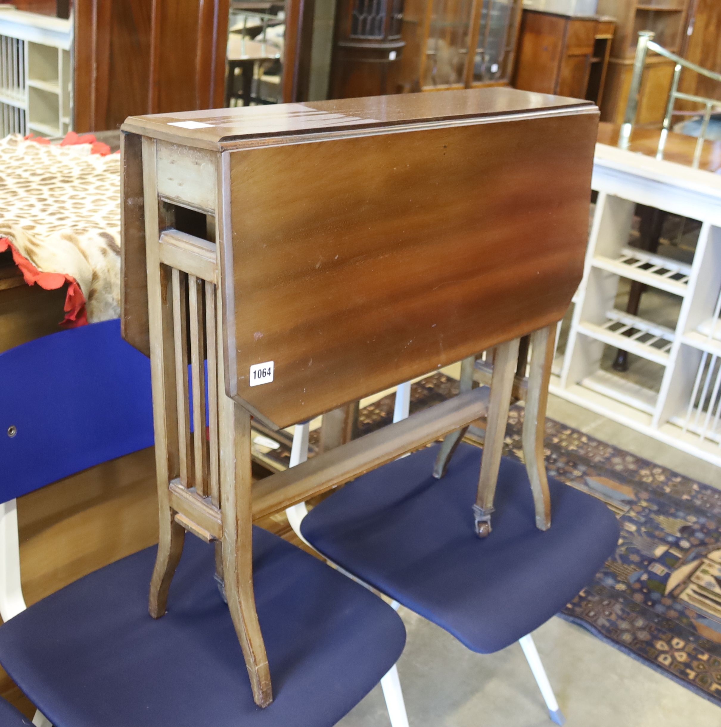 An Edwardian mahogany Sutherland table, width 68cm, depth 21cm, height 68cm